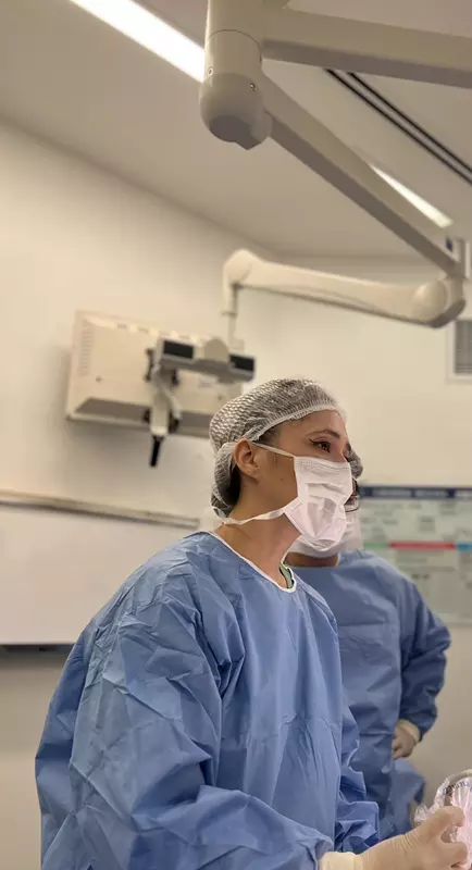 Doutira Elisabeth dentro de um centro cirúrgico operando pernas com varizes